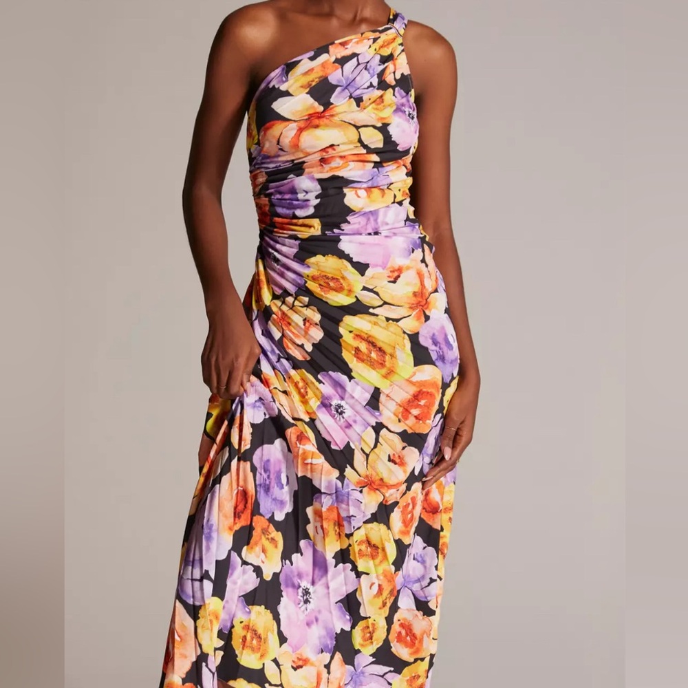 Geisha Designs Asymmetrical Hem Midi Dress

Floral One-Shoulder Dress